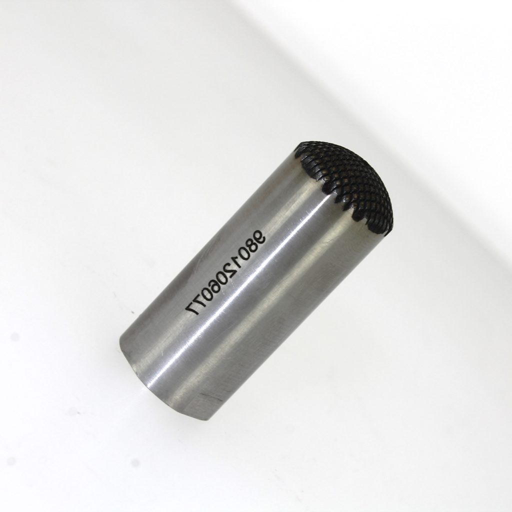 Gravure profonde d'un tampon en inox