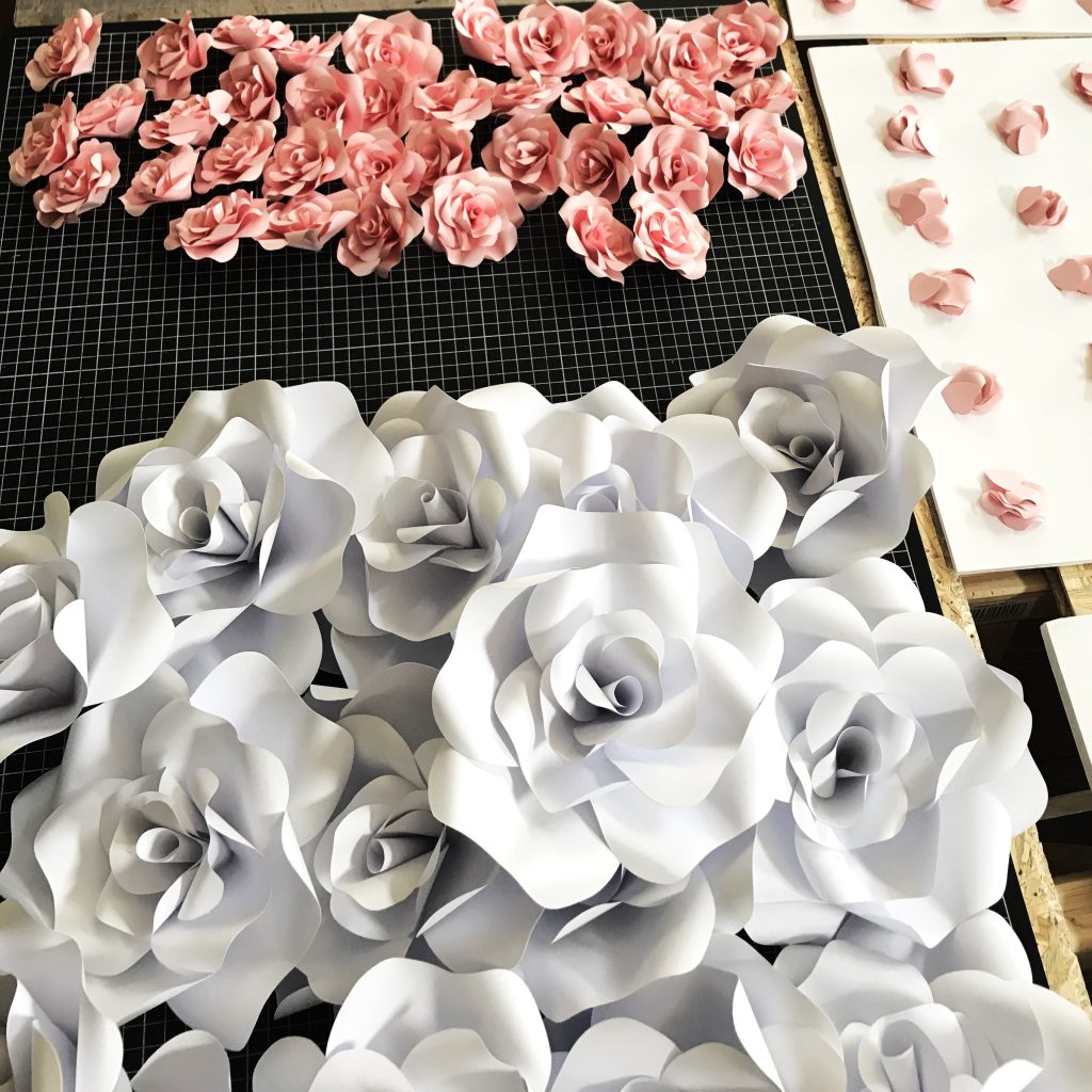 Découpe de pétales de rose en papier pour la décoration d'une boutique cosmétique